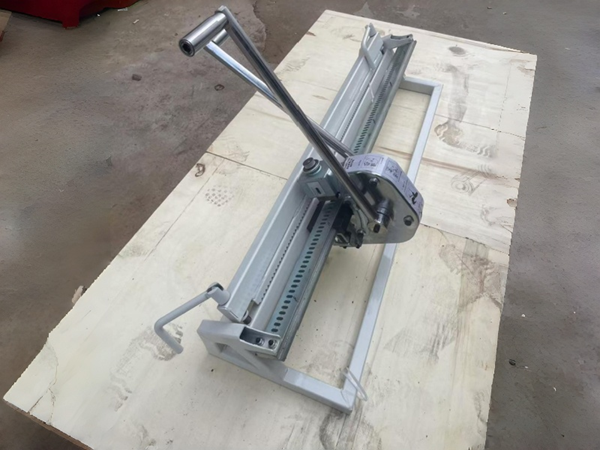 1000型手扳釘扣機